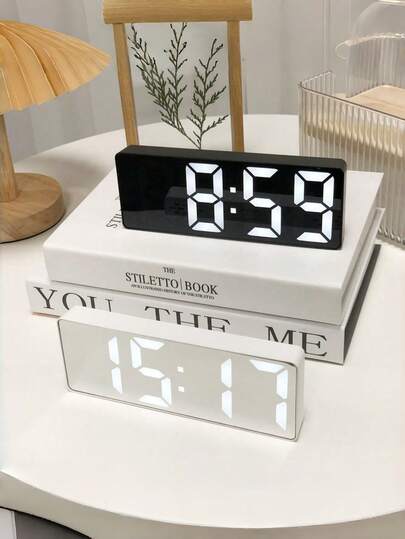 1 pieza Reloj digital, NUEVA VERSIÓN Reloj despertador LED para dormitorio, Reloj de escritorio electrónico con pantalla de temperatura, Control de voz, 12/24H, Reloj pequeño para decoración de dormitorio (Sin batería y adaptador) Regalos de cumpleaños, graduación, decoración de dormitorio, regreso a la escuela, decoración escolar, sorpresa escolar, decoración del hogar, útiles escolares