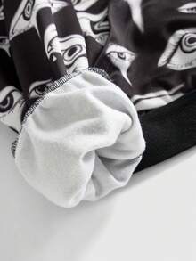 ROMWE MEN Anime Sudadera con capucha de moda para hombres con estampado de ojos oscuros, top de manga larga - Negro - Ver 5