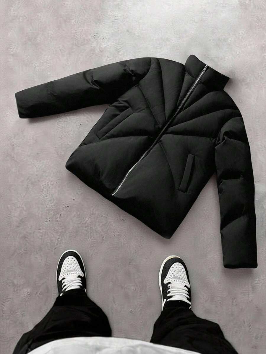 Manfinity EMRG Áo khoác nam cổ bẻ, thiết kế xẻ tà, phù hợp với phong cách đường phố, thường ngày, dã ngoại cuối tuần và các dịp xã giao. Chiếc áo khoác này là một món đồ đa năng không thể thiếu trong tủ đồ của nam giới, và là một món quà tuyệt vời cho bạn trai hoặc chồng. Áo khoác phao đen, áo khoác phao nam, áo khoác nhện nam, áo khoác bomber nam, áo khoác Techwear - màu đen - Xem 1