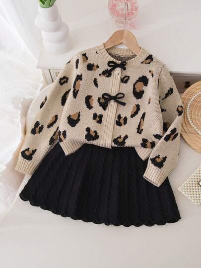 Set med stickad kofta och minikjol med leopardmönster och rosettdekor för ung flicka, höst/vinter