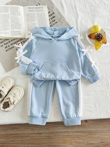 SHEIN Set 2 buc. pentru fete mici, hanorac albastru deschis cu glugă și pantaloni cu șnur și dungi laterale, decorațiuni cu funde, dulce și proaspăt, sporturi înliber, toamnă/iarnă - Albastru - Vizualizare 1
