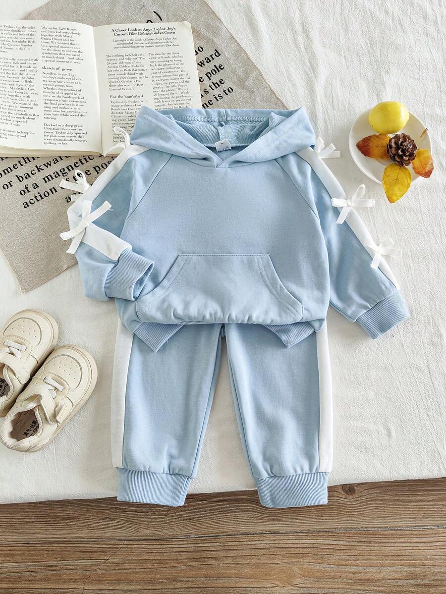 SHEIN Set 2 buc. pentru fete mici, hanorac albastru deschis cu glugă și pantaloni cu șnur și dungi laterale, decorațiuni cu funde, dulce și proaspăt, sporturi înliber, toamnă/iarnă - Albastru - Vizualizare 1