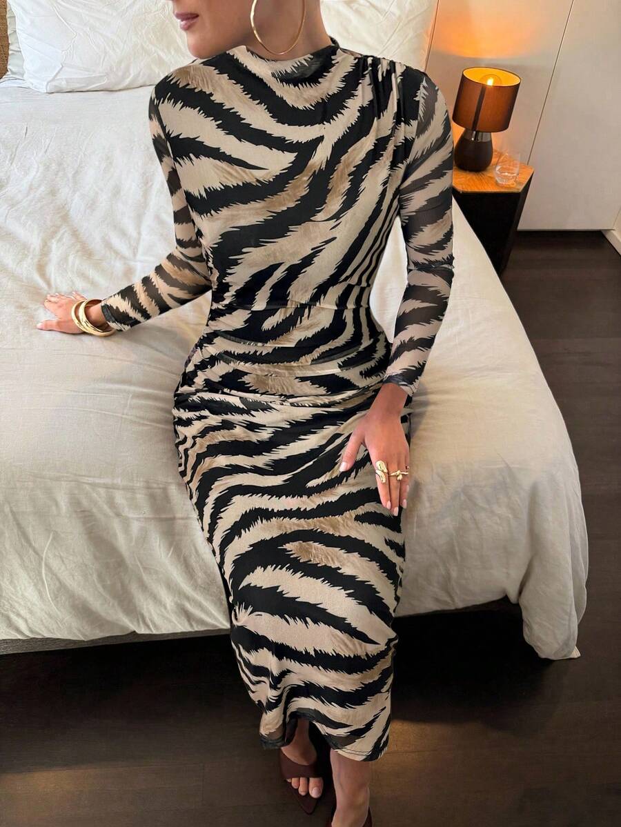 Lavishia Váy ôm dài tay cổ lọ họa tiết trừu tượng màu đen và cà phê dành cho nữ - Màu Khaki - Xem 1