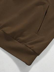 Manfinity EMRG 男式侧条纹拉链 Polo 衫和抽绳腰裤休闲套装 - 棕色 - 查看 4