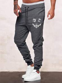 Manfinity Homme 男士深灰色七分运动裤，面料印有独特的万圣节面具图案，休闲穿着的理想之选。男士设计师运动裤，男士字母印花弹力裤。 - 深灰色 - 查看 3