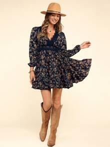 Coeurva Robe à manches lanternes avec encolure V, insert en dentelle et imprimé floral ditsy sur une coupe trapèze - Multicolore - Voir 1