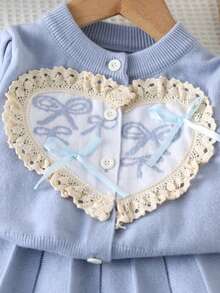 SHEIN 女婴休闲可爱学院风蕾丝花边心形蝴蝶结装饰纽扣前开衫和百褶裙两件套，秋冬 - 藍色 - 查看 4
