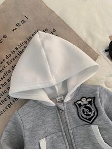SHEIN Conjunto infantil feminino estilo universitário casual de 2 peças, composto por jaqueta cinza de manga comprida com chapéu branco e detalhe no peito, e calça cinza. Ideal para uso diário e casual na primavera e no outono. - Cinza - Ver 5