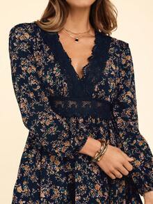 Coeurva Robe à manches lanternes avec encolure V, insert en dentelle et imprimé floral ditsy sur une coupe trapèze - Multicolore - Voir 5