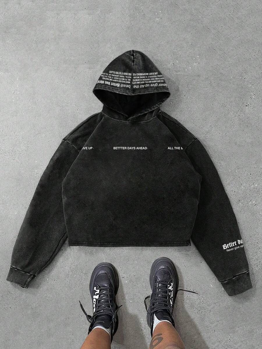 Manfinity Roughcore 这款男士短款水洗卫衣,复古质感,印有励志英文“Better Day Ahead”(美好的一天即将到来)和独特的数字图案,时尚百搭。短款设计,是送给男友的完美礼物。这款印花连帽衫/短款印花连帽衫适合秋冬季穿着,长袖上衣。 - 黑色 - 查看 1