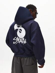 SUMWON 短款潮流街头风超大连帽运动衫，背部印花，都市时尚秋冬必备休闲套头连帽衫，带中央口袋 - 藏蓝色 - 查看 5