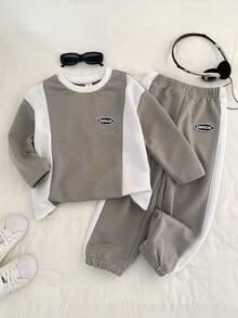SHEIN 2 sztuki/zestaw chłopięcej bluzy casualowej, prostej i modnej, szarej, patchworkowej, białej, z okrągłym dekoltem i długim rękawem, w połączeniu z pasującymi szarymi spodniami dresowymi, odpowiedniej do noszenia na co dzień i do szkoły, na wiosnę i jesień