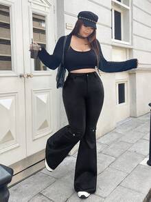 Rivivi Pantalones elásticos recubiertos para mujer talla grande, nuevos para otoño/invierno 2025, pantalones de cuero negro con bolsillos tipo motero, pantalones acampanados de cintura alta que estilizan la figura - Negro - Ver 1