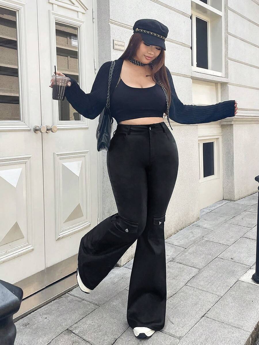 Rivivi Pantalones elásticos recubiertos para mujer talla grande, nuevos para otoño/invierno 2025, pantalones de cuero negro con bolsillos tipo motero, pantalones acampanados de cintura alta que estilizan la figura - Negro - Ver 1