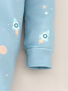 两件套男婴长袖睡衣套装，贴身舒适，浅蓝色和藏蓝色长袖连体衣，印有可爱太空图案，面料柔软舒适，适合秋冬季节穿着，是送给男婴的最佳圣诞礼物。 - 彩色 - 查看 6