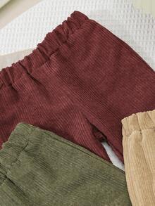 SHEIN 3 piezas Pantalones casuales de pana de unicolor para bebé niño, con cintura elástica acolchada, disponibles en 3 colores, cómodos. Estos pantalones de pana para bebé niño tienen un diseño clásico y una tela suave, adecuados para diversas ocasiones casuales. Ya sea en el hogar, actividades al aire libre o celebraciones festivas, pueden mostrar la ternura y el estilo del bebé. Su estilo minimalista y sus colores versátiles lo convierten en una opción ideal para crear un bebé adorable. - Multicolor - Ver 6