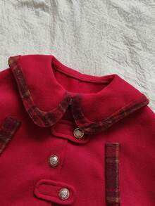 Vintaside Kids 2 件套女婴秋冬新款 2025 红色斗篷拼布格子娃娃领下摆格子荷叶边门襟纽扣肩带小众设计上衣和褶皱红色格子迷你裙，学院风可爱时尚套装 - 紅色 - 查看 8