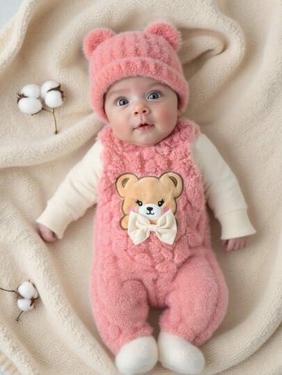 SHEIN Adorable conjunto de babero y pantalones para recién nacidos, con decoración de oso lindo en el frente, combinado con un delicado lazo, diadema a juego, material suave y amigable con la piel, lleno de encanto infantil