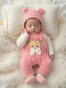 SHEIN 可爱的婴儿围兜裤套装，正面饰有萌萌的小熊图案，搭配精致的蝴蝶结和同款发带，采用柔软亲肤的材质，充满童趣魅力。 - 粉色 - 查看 3