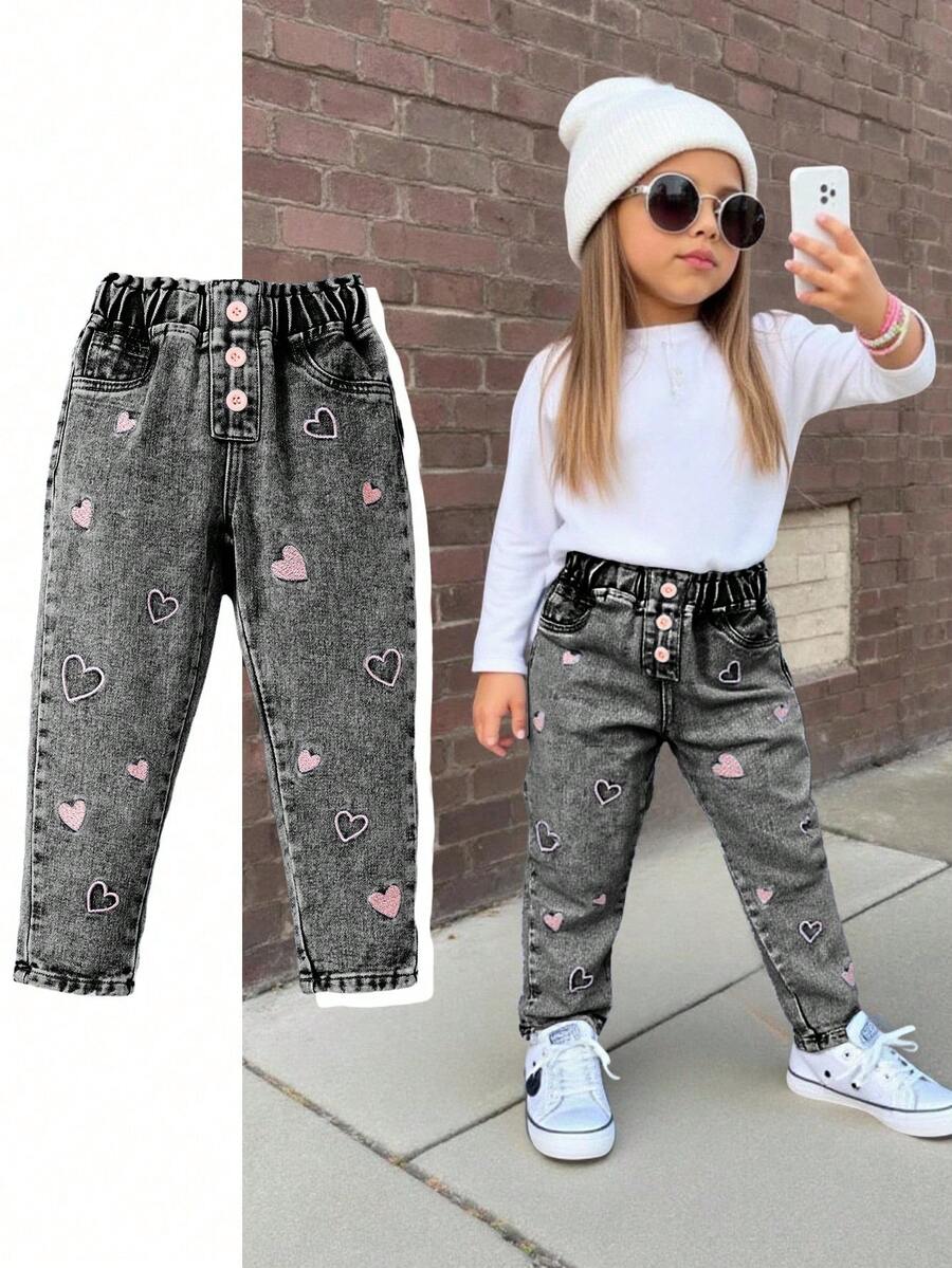 SHEIN Elladie kids 少女牛仔裤，适合所有季节，新品上市，甜美可爱的浅蓝色水洗牛仔布，粉色爱心刺绣，粉色纽扣，锥形裤腿，适合日常休闲和学校穿着，女童牛仔裤