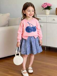 SHEIN Playful Pals Set di maglione a maniche lunghe con collo rotondo e applicazione in denim con logo di ciliegie e gonna plissettata in denim per ragazze, moda autunnale - Rosa - Visualizzare 1