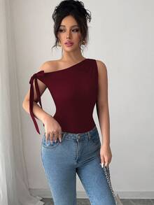 SHEIN PETITE Camiseta feminina justa com torção oblíqua e ombro de fora, cor sólida, moderna - Borgonha - Ver 4