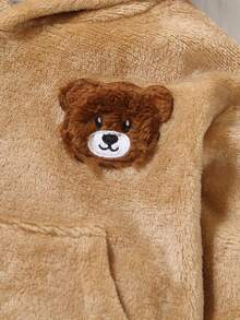 SHEIN Playful Pals 2 piezas Conjunto de ropa para niño bebé: Sudadera con capucha de felpa color marrón claro con bolsillos grandes y pantalones a cuadros oscuros, con gráfico lindo de oso, adecuado para uso casual, escuela, paseos al parque, salidas familiares en otoño/invierno - Marrón Mocha - Ver 3