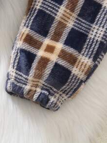 SHEIN Playful Pals 2 piezas Conjunto de ropa para niño bebé: Sudadera con capucha de felpa color marrón claro con bolsillos grandes y pantalones a cuadros oscuros, con gráfico lindo de oso, adecuado para uso casual, escuela, paseos al parque, salidas familiares en otoño/invierno - Marrón Mocha - Ver 4