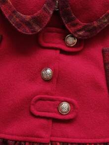 Vintaside Kids 2 件套女婴秋冬新款 2025 红色斗篷拼布格子娃娃领下摆格子荷叶边门襟纽扣肩带小众设计上衣和褶皱红色格子迷你裙，学院风可爱时尚套装 - 紅色 - 查看 7