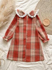 Vintaside Kids Váy len cổ búp bê kẻ caro màu nâu ấm áp, tay dài vừa phải, phong cách sinh viên ngọt ngào và cổ điển này có họa tiết caro đỏ cam và kaki, vừa cổ điển vừa dịu dàng. Được làm từ vải tweed thô, váy có độ dày vừa phải và dáng rộng. Ve áo rộng với viền ren trắng và nơ trắng ba chiều ở giữa, tạo điểm nhấn ấn tượng. Thiết kế khóa kéo phía sau giúp bạn dễ dàng mặc vào và cởi ra. Váy phù hợp để mặc đi học. - Nhiều màu - Xem 2