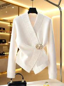 SHEIN Franclia Áo len cardigan nữ dáng dài thanh lịch, dễ mặc, đa năng, màu trắng, eo thon, cổ chữ V, cổ chữ thập, tay dài, trang trí kim loại tinh tế, họa tiết xếp ly, che đi khuyết điểm, giúp bạn trông thon gọn hơn. - trắng - Xem 1