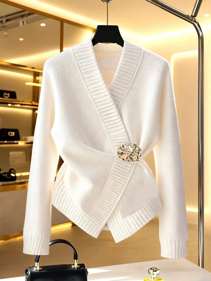 SHEIN Franclia Áo len cardigan nữ dáng dài thanh lịch, dễ mặc, đa năng, màu trắng, eo thon, cổ chữ V, cổ chữ thập, tay dài, trang trí kim loại tinh tế, họa tiết xếp ly, che đi khuyết điểm, giúp bạn trông thon gọn hơn. - trắng - Xem 1