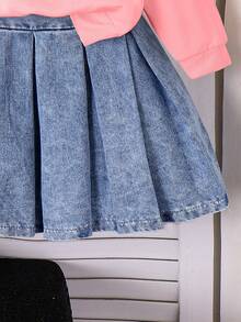 SHEIN Playful Pals Set di maglione a maniche lunghe con collo rotondo e applicazione in denim con logo di ciliegie e gonna plissettata in denim per ragazze, moda autunnale - Rosa - Visualizzare 5