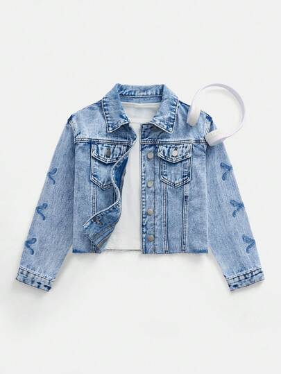 SHEIN Explorewe 8-12岁女童梦幻蝴蝶结牛仔夹克，采用轻盈柔软的棉质牛仔布制成，做旧色调。袖侧绣有蝴蝶结