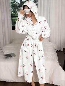SHEIN Halat de noapte cu glugă pentru femei, imprimeu de cireșe de pluș, cămașă de noapte cu glugă pentru femei de iarnă, cămașă de noapte drăguță, cămașă de noapte pufoasă și confortabilă cu imprimeu de cireșe - alb - Vizualizare 4