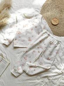 Vintaside Kids 女童春秋圆领长袖清新休闲数码印花上衣搭配休闲百搭裤套装，适合露营、度假或温和天气的日常休闲穿着 - 白色 - 查看 8