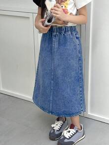 SHEIN Genkimix Kids Tween 女童深色水洗牛仔 A 字裙，甜美休闲舒适的夏季校园风！采用柔软的深蓝色水洗牛仔面料制成，配有松紧腰带，方便穿着。A 字廓形和后开衩设计，打造休闲时尚造型。适合日常外出、校园、返校、旅行等场合，打造休闲又不失时尚的造型！ - 深色水洗藍 - 查看 4