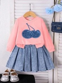 SHEIN Playful Pals Set di maglione a maniche lunghe con collo rotondo e applicazione in denim con logo di ciliegie e gonna plissettata in denim per ragazze, moda autunnale - Rosa - Visualizzare 3