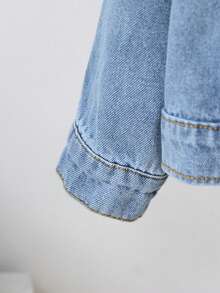 SHEIN Vintaside Kids Young Girls Denim Jackets & Coats, New Arrival For Autumn/Winter, Fashionable Casual School Style, Versatile Daily Wear, Simple Denim Jacket Silhouette, Pair With Sweatshirts & T-Shirts, Early Autumn Item, Girls Denim Outerwear, Light Washed Blue Classic Retro Girls Denim Jacket Blue Jean Jacket Kids - Medium Wash - View 4