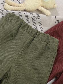 SHEIN 3 piezas Pantalones casuales de pana de unicolor para bebé niño, con cintura elástica acolchada, disponibles en 3 colores, cómodos. Estos pantalones de pana para bebé niño tienen un diseño clásico y una tela suave, adecuados para diversas ocasiones casuales. Ya sea en el hogar, actividades al aire libre o celebraciones festivas, pueden mostrar la ternura y el estilo del bebé. Su estilo minimalista y sus colores versátiles lo convierten en una opción ideal para crear un bebé adorable. - Multicolor - Ver 4