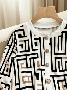 SHEIN PETITE 优雅时尚金属纽扣装饰长袖印花T恤女款秋冬 - 彩色 - 查看 3