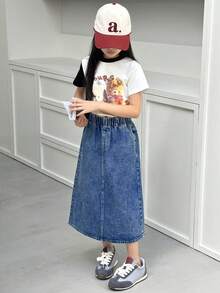 SHEIN Genkimix Kids Tween 女童深色水洗牛仔 A 字裙，甜美休闲舒适的夏季校园风！采用柔软的深蓝色水洗牛仔面料制成，配有松紧腰带，方便穿着。A 字廓形和后开衩设计，打造休闲时尚造型。适合日常外出、校园、返校、旅行等场合，打造休闲又不失时尚的造型！ - 深色水洗藍 - 查看 3