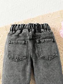 SHEIN Elladie kids 少女牛仔裤，适合所有季节，新品上市，甜美可爱的浅蓝色水洗牛仔布，粉色爱心刺绣，粉色纽扣，锥形裤腿，适合日常休闲和学校穿着，女童牛仔裤 - 深灰色 - 查看 4