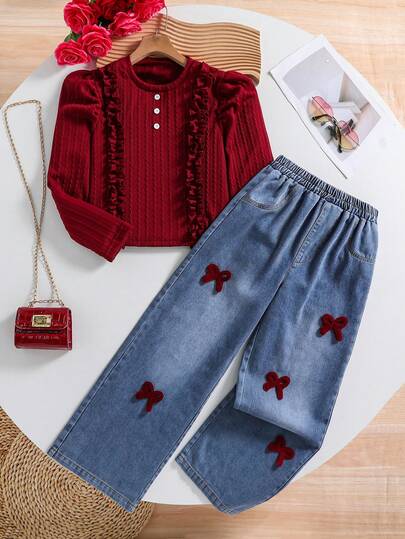 SHEIN 这款少女休闲时尚提花针织上衣搭配荷叶边下摆，以及饰有刺绣图案的复古水洗牛仔裤，宽松舒适，适合秋冬季日常穿着、通勤、户外活动、派对和拍照等场合。