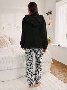 SHEIN 女士毛绒连帽长袖上衣和豹纹抽绳裤蓬松睡衣套装，冬季女士家居服套装，舒适可爱家居服套装，黑色女士舒适家居服套装 - 黑色 - 查看 2
