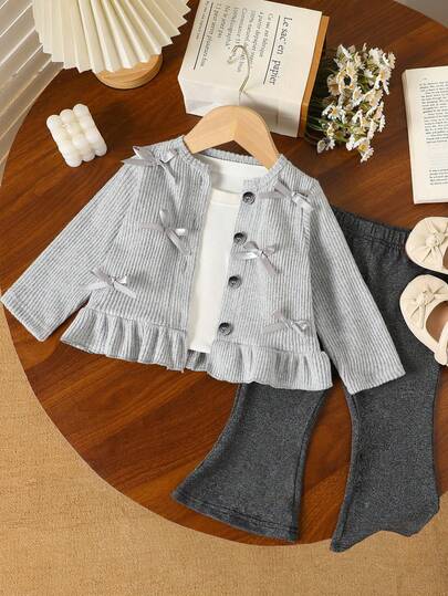 女婴度假休闲舒适蝴蝶结装饰荷叶边下摆开衫搭配喇叭裤两件套，适合日常穿着