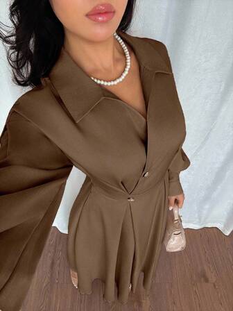 Rafferiza Damklänning med nedfällbar krage, sänkta axlar, långärmad midja och rynkad A-linjeform, lämplig för utflykter, semestrar, högtider och resor.