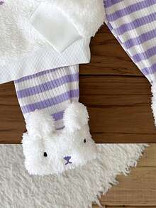 SHEIN 2 件套女婴兔子刺绣连帽衫，配有兔耳朵和白色毛绒装饰，红白条纹裤套装，时尚可爱