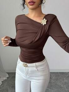 SHEIN Elenzya 7月4日新款女士美拉德咖啡色休闲斜领金属花朵胸针设计褶皱修身遮肚连体衣，适合假日和日常穿着，长袖连体衣 - 咖啡棕 - 查看 2