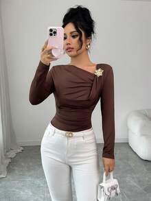 SHEIN Elenzya 7月4日新款女士美拉德咖啡色休闲斜领金属花朵胸针设计褶皱修身遮肚连体衣，适合假日和日常穿着，长袖连体衣 - 咖啡棕 - 查看 3